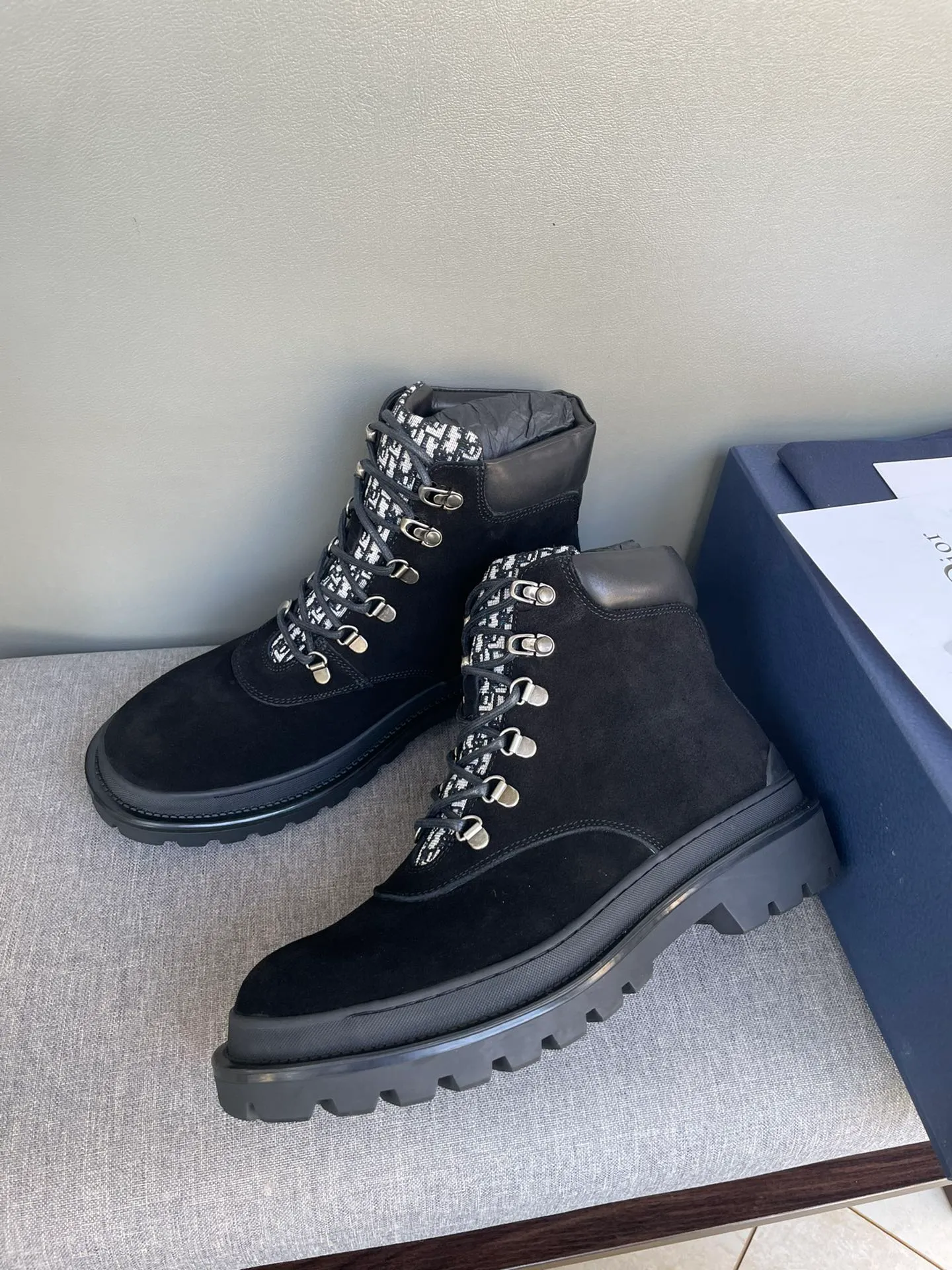 [DIOR] Top P: 1000💰 Number of yards: 39~44 (38.45 custom-made, non-refundable) Dior Dior~ Winter series, original 1:1 development Casual men's leather shoes Heavy investment, shoes and boots are made of imported cowhide + imported Dior special fabric Not easy to deform black cowhide lining Dior large hardware inlay Original TPU vacuum outsole, black cowhide Black open edge beads Military green suede Black suede Khaki suede leather is crafted by a large factory, and the perfect product is only prepared for you who know your taste! Any comparisons are welcome.